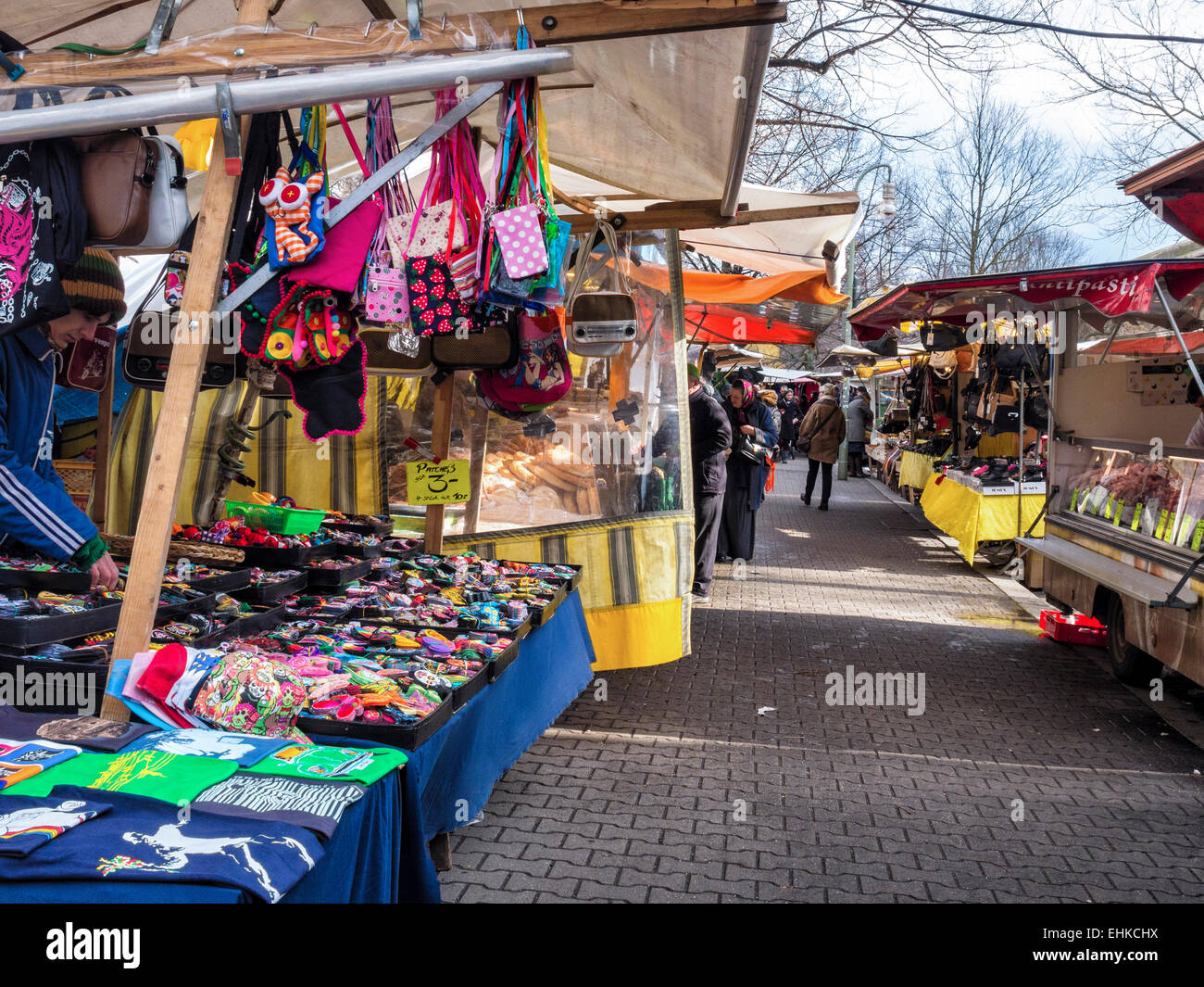 Le bancarelle del mercato al mercato turco, Türkenmarkt, Türkischer Markt, Maybachufer, Berlino Foto Stock