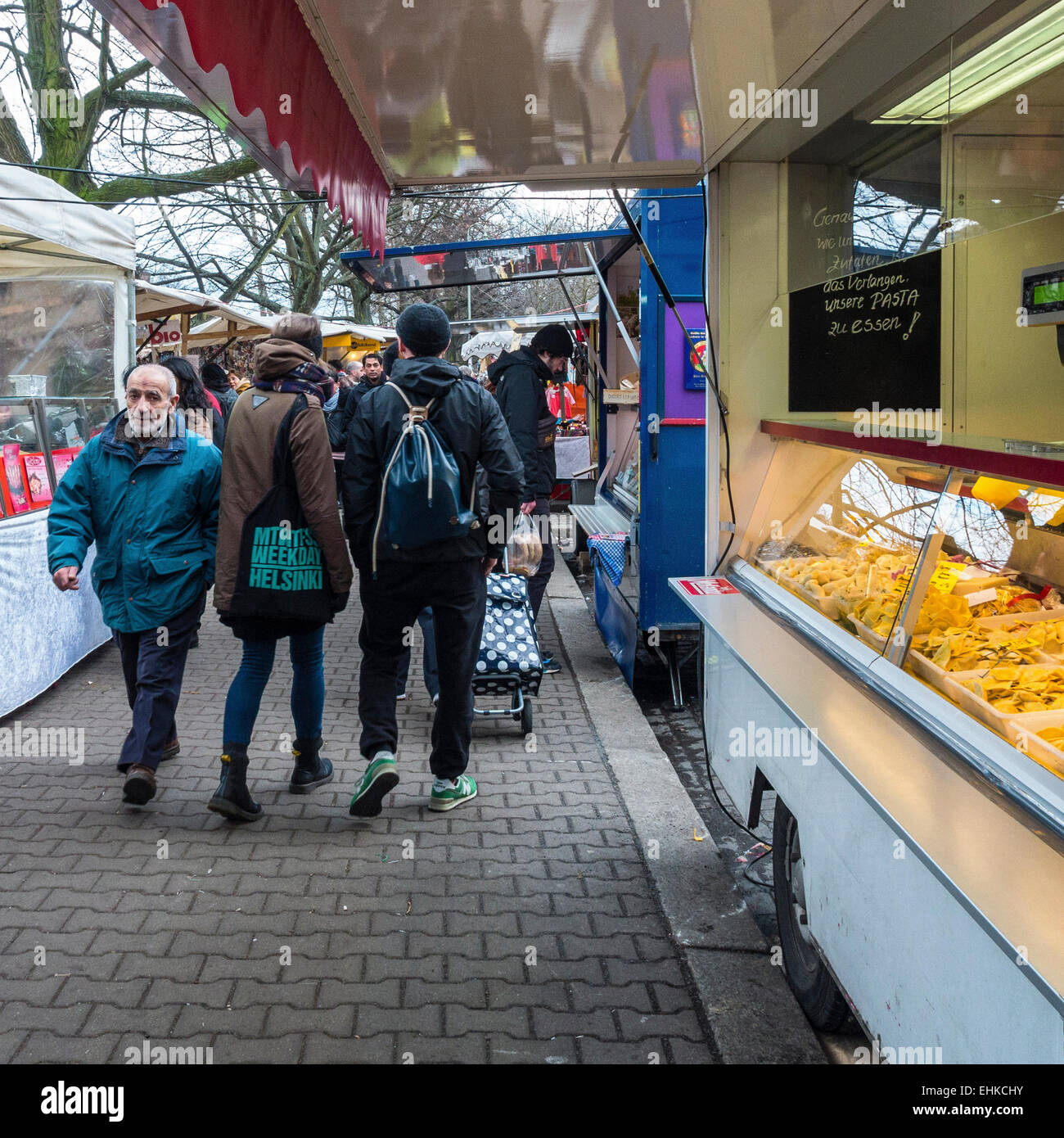 Chioschi e le persone al mercato turco, Türkenmarkt, Türkischer Markt, Maybachufer, Berlino Foto Stock
