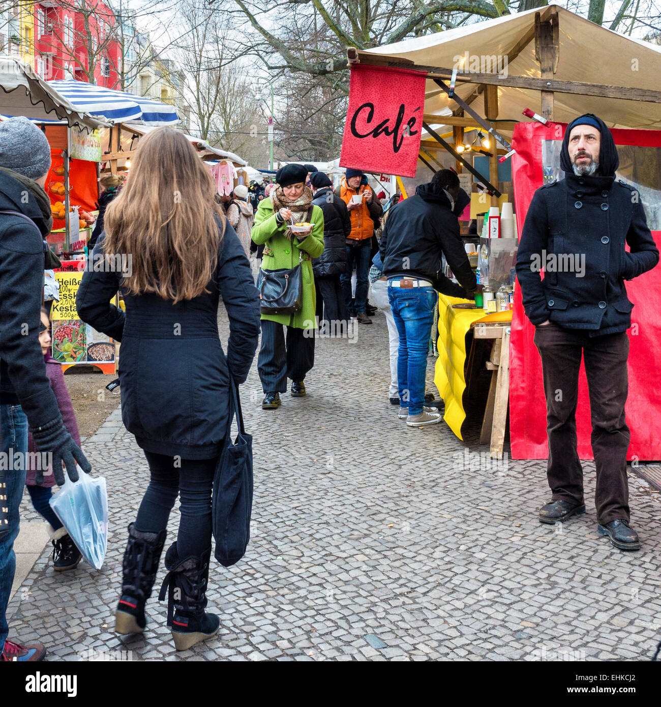 La gente compra cibo e spuntini presso le bancarelle del mercato e cafè al mercato turco, Türkenmarkt, Türkischer Markt, Maybachufer, Berlino Foto Stock