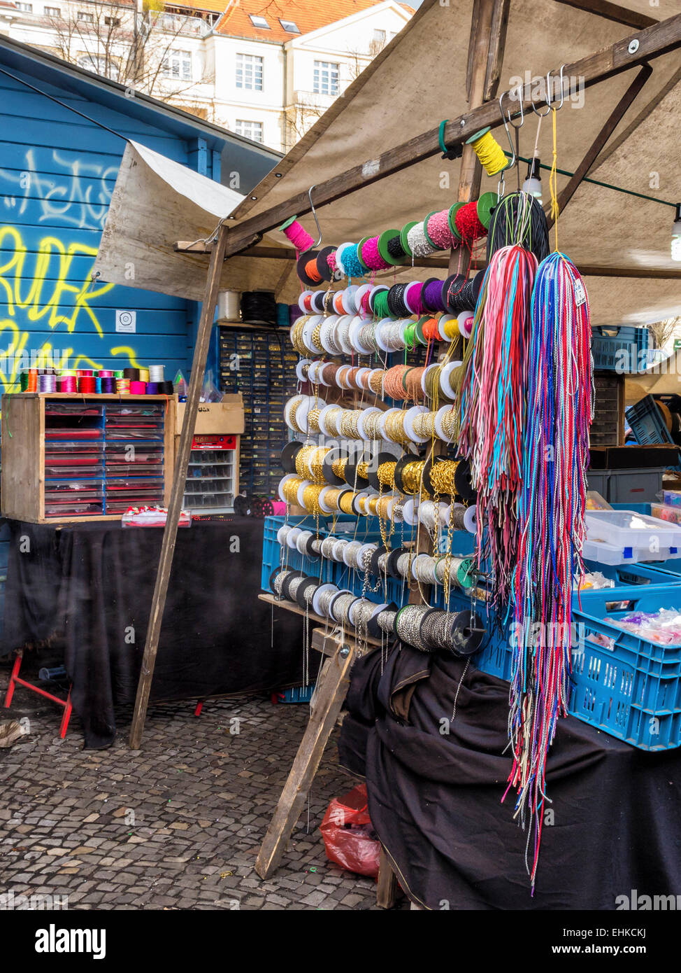 Mercato turco merceria vende stallo nastri e cordoni, Türkenmarkt, Türkischer Markt, Maybachufer, Berlino Foto Stock