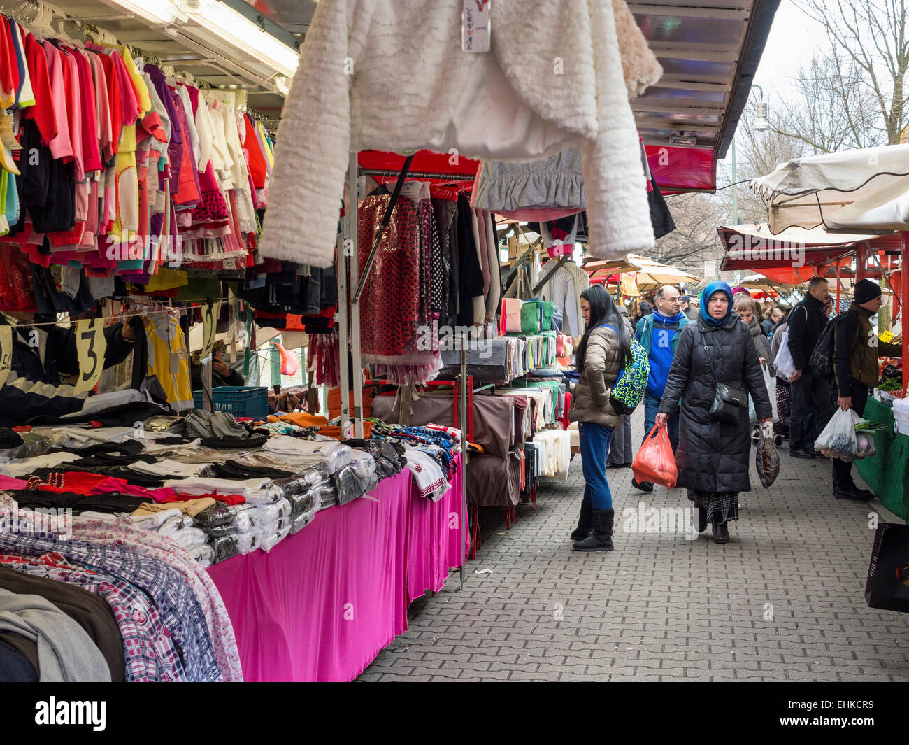 Mercato turco bancarelle che vendono vestiti e people shopping, Türkenmarkt, Türkischer Markt, Maybachufer, Berlino Foto Stock