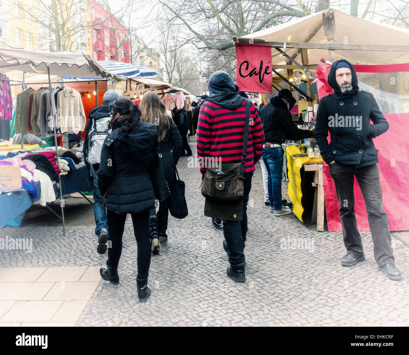 La gente compra i vestiti e cibo presso le bancarelle del mercato e cafè al mercato turco, Türkenmarkt, Türkischer Markt, Maybachufer, Berlino Foto Stock