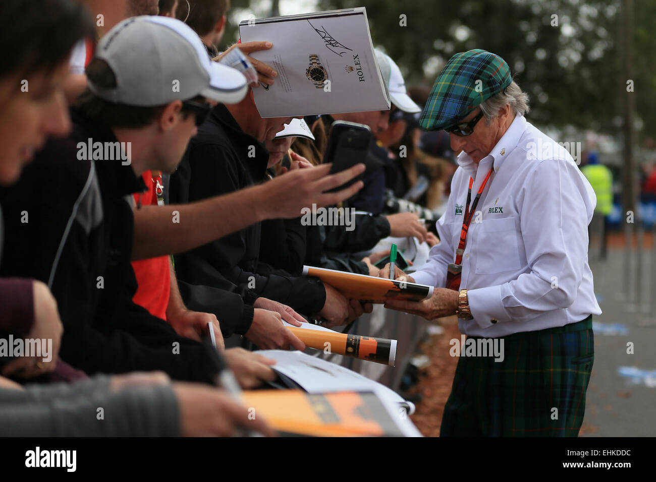 Melbourne, Australia. Xv Mar, 2015. F1 nel Gran Premio d'Australia, il giorno della gara all'Albert Park street circuito. Sir Jackie Stewart firma autografi per i tifosi in attesa Credito: Azione Sport Plus/Alamy Live News Foto Stock