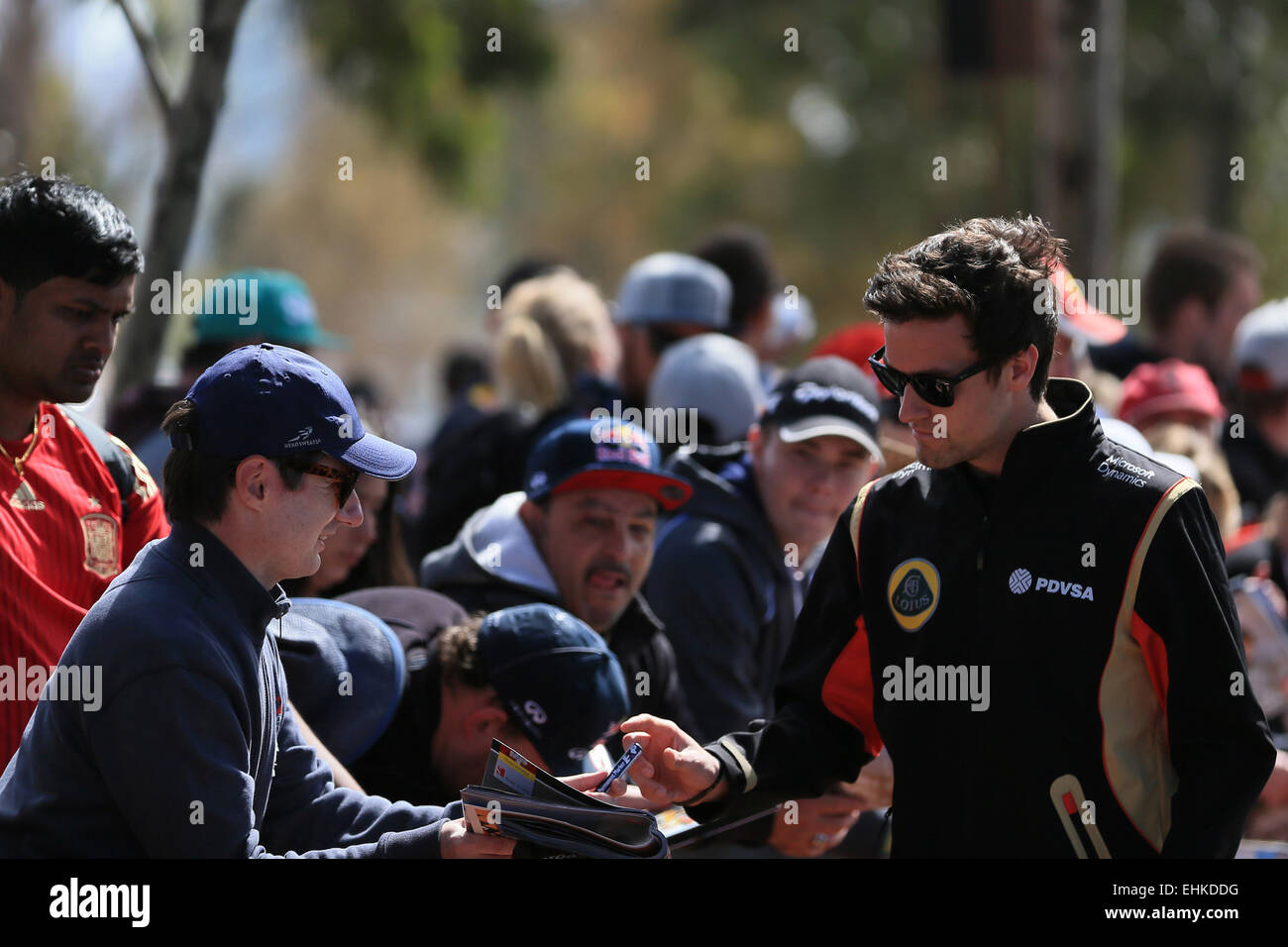 Melbourne, Australia. Xv Mar, 2015. F1 nel Gran Premio d'Australia, il giorno della gara all'Albert Park street circuito. jolyon palmer firma autografi per i fan sulla sua strada nel paddock del credito: Azione Sport Plus/Alamy Live News Foto Stock