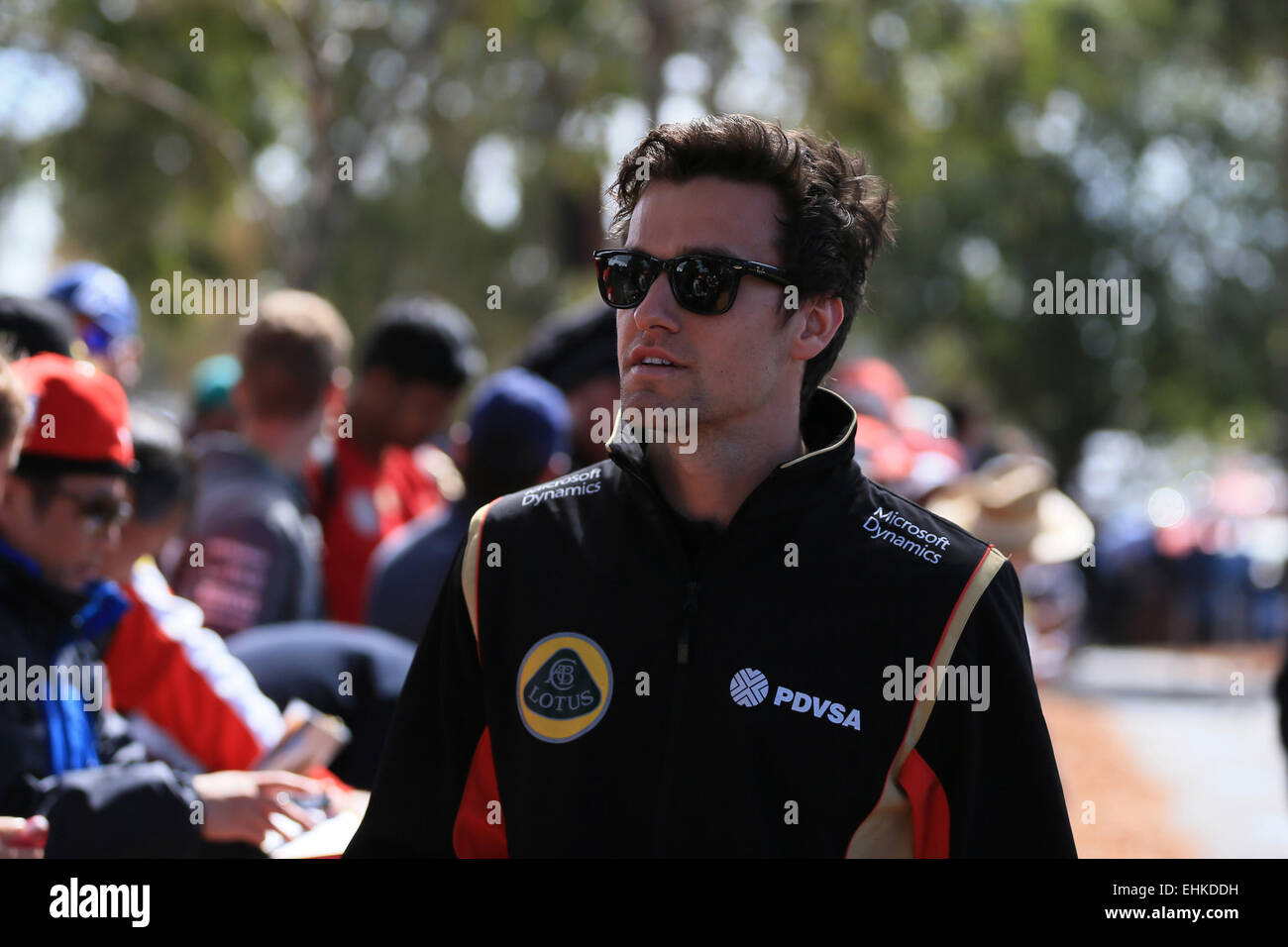 Melbourne, Australia. Xv Mar, 2015. F1 nel Gran Premio d'Australia, il giorno della gara all'Albert Park street circuito. jolyon palmer firma autografi per i fan sulla sua strada nel paddock del credito: Azione Sport Plus/Alamy Live News Foto Stock