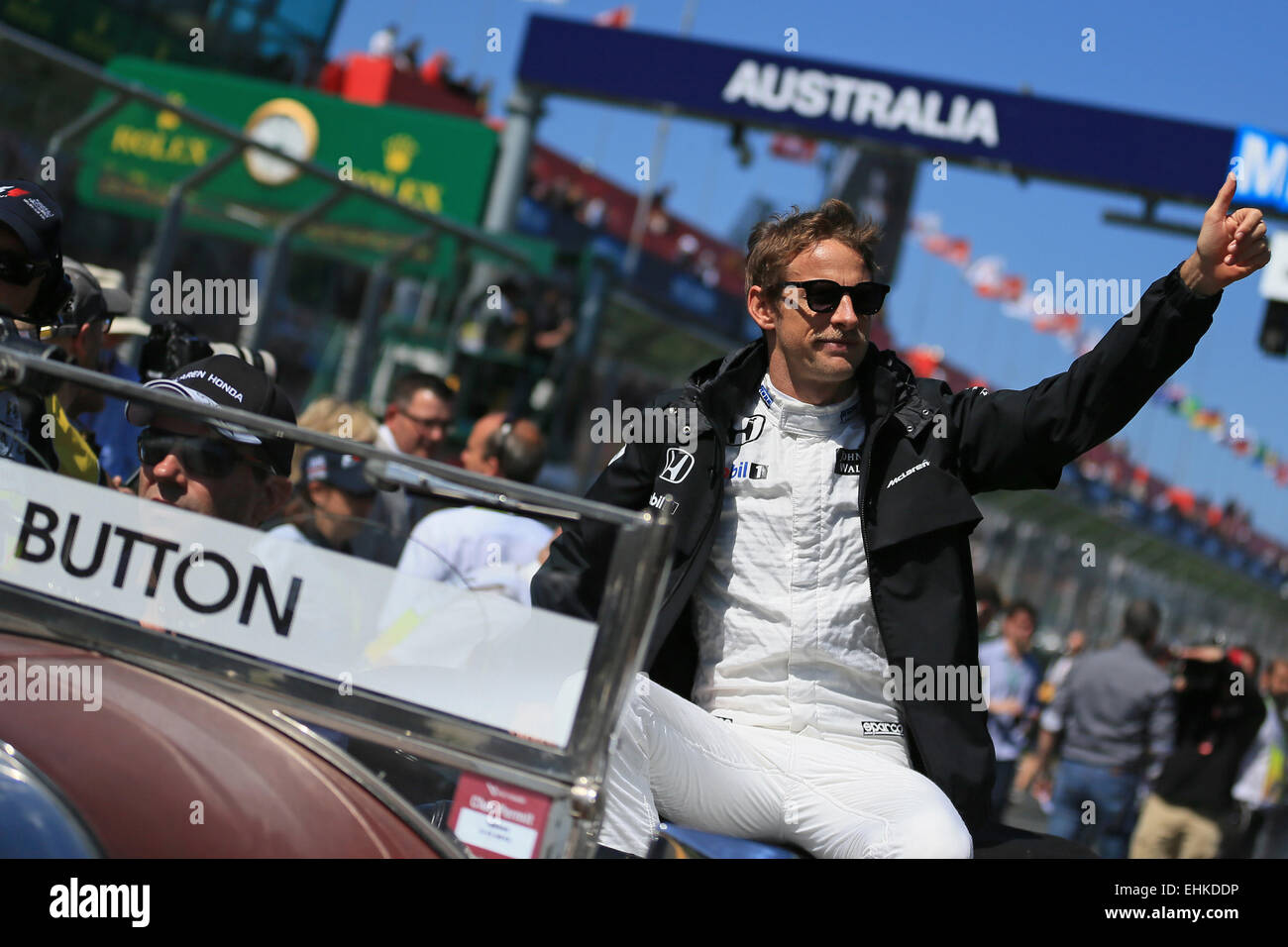 Melbourne, Australia. Xv Mar, 2015. F1 nel Gran Premio d'Australia, il giorno della gara all'Albert Park street circuito. Jenson Button della McLaren Honda onde per i tifosi sulle tribune Credito: Azione Sport Plus/Alamy Live News Foto Stock