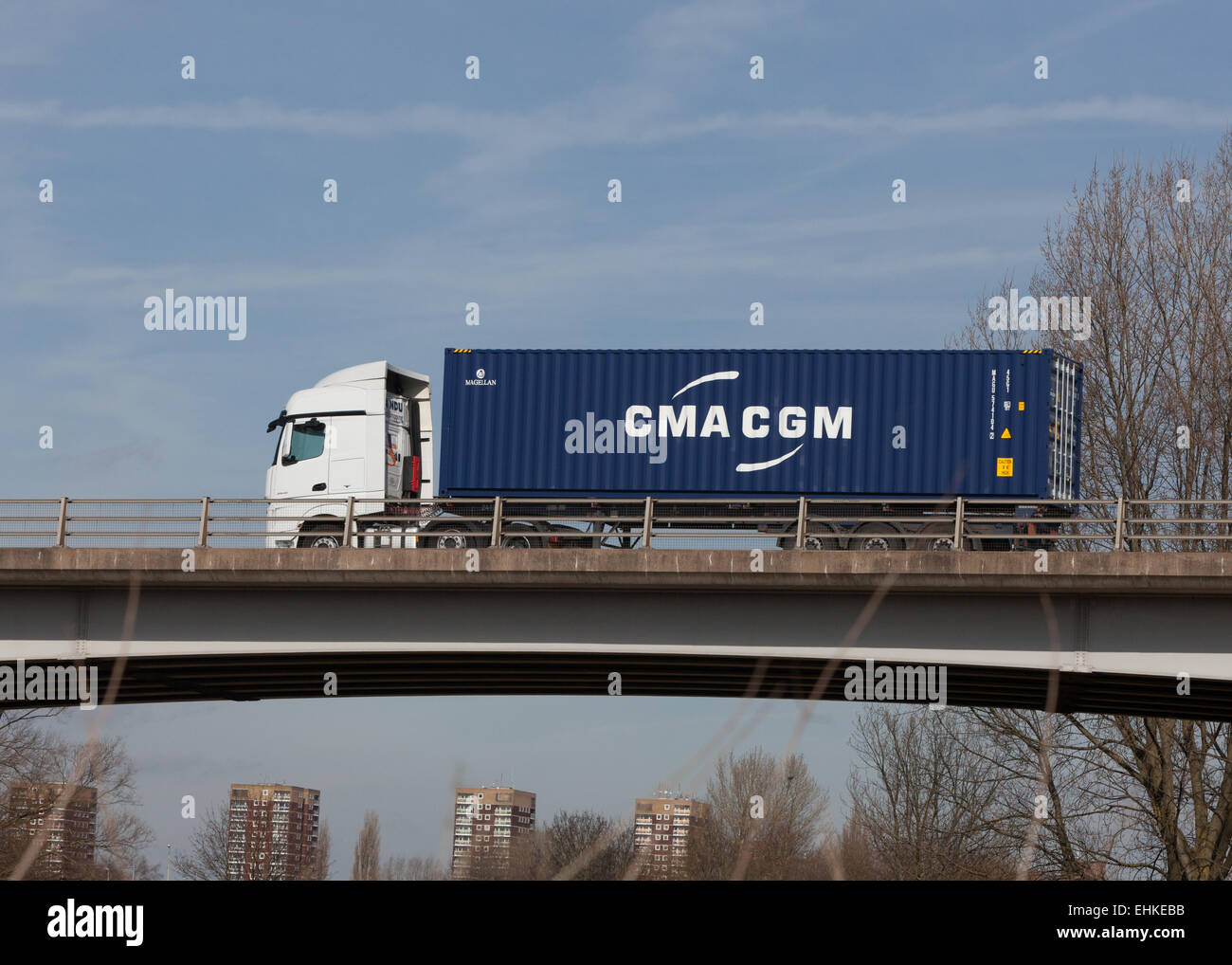 Un CMA CGM contenitore di merci su un camion che viaggia attraverso le Midlands del Regno Unito. Foto Stock