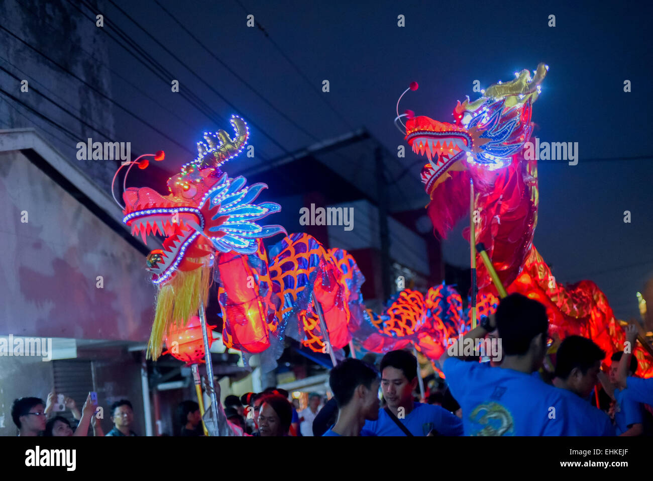 Sfilata di lanterna di Drago durante la sfilata culturale del Festival delle Lanterne di Bandung del 2015 (Kirab Budaya Cap Go Meh Bandung 2015) a Bandung City, Indonesia. Foto Stock