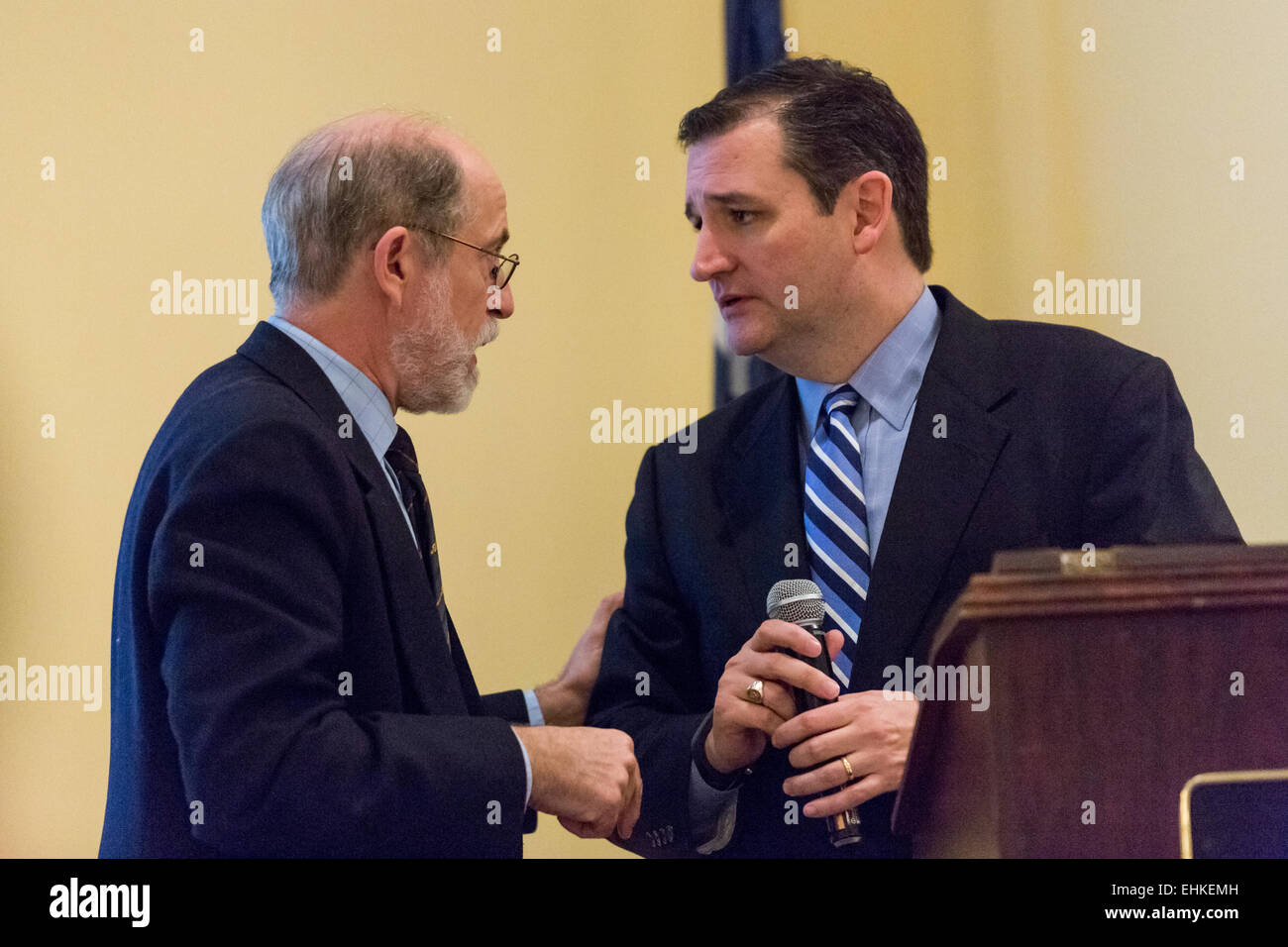 Noi il senatore Ted Cruz parla con organizer Frank Gaffney dopo aver affrontato la Carolina del Sud la sicurezza nazionale Action Summit su Marzo 14, 2015 in West Columbia nella Carolina del Sud. Foto Stock