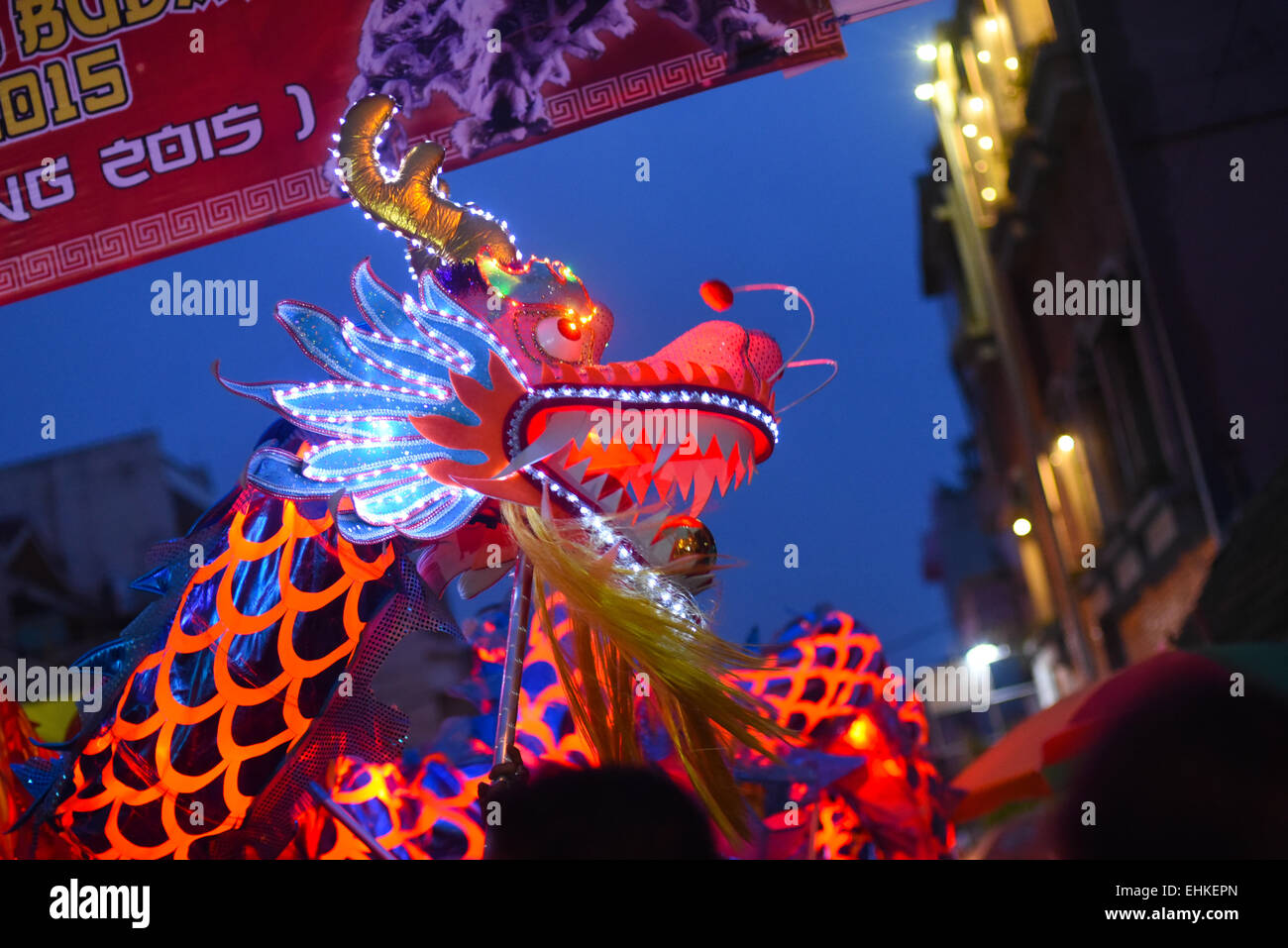 La lanterna del Drago durante la Parata Culturale del Festival della Lanterna di Bandung 2015 (Kirab Budaya Cap Go Meh Bandung 2015) a Bandung City, Indonesia. Foto Stock