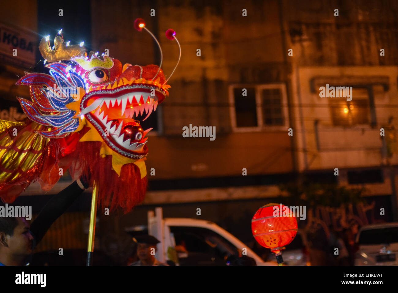 La lanterna del Drago durante la Parata Culturale del Festival della Lanterna di Bandung 2015 (Kirab Budaya Cap Go Meh Bandung 2015) a Bandung City, Indonesia. Foto Stock