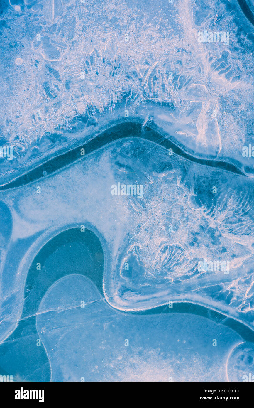 Ghiaccio con effetto blu, che mostra una configurazione astratta. Foto Stock Ghiaccio con effetto blu, che mostra una configurazione astratta. Foto Stock