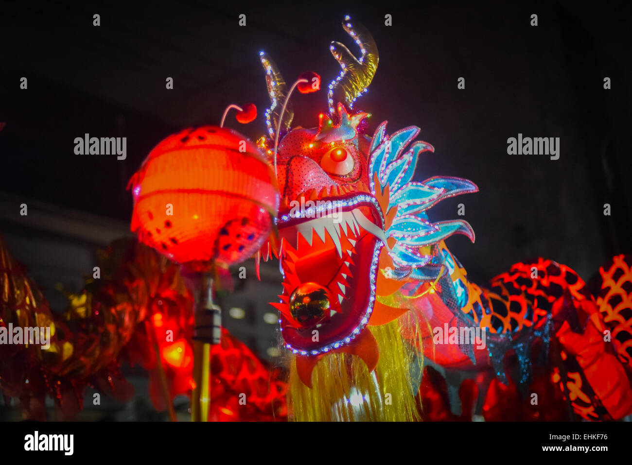 La lanterna del Drago durante la Parata Culturale del Festival della Lanterna di Bandung 2015 (Kirab Budaya Cap Go Meh Bandung 2015) a Bandung City, Indonesia. Foto Stock