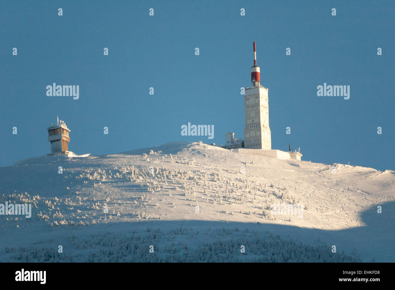 Parete nord del Mont Ventoux e il suo vertice illuminato dalla fine del giorno il sole Foto Stock