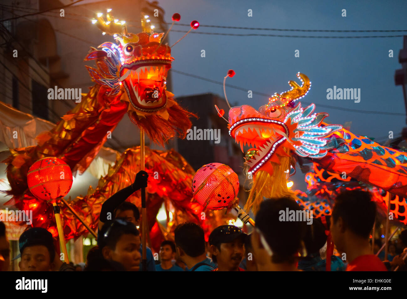 Sfilata di lanterna di Drago durante la sfilata culturale del Festival delle Lanterne di Bandung del 2015 (Kirab Budaya Cap Go Meh Bandung 2015) a Bandung City, Indonesia. Foto Stock