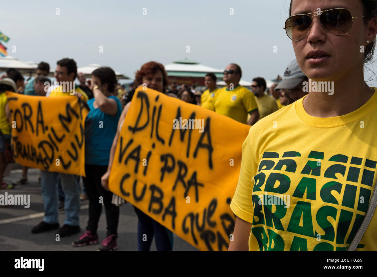 Rio De Janeiro, RJ, Brasile. 16 Mar, 2015. I dimostranti vogliono inviare Dilma a Cuba come un segno di fatica con il suo governo.Il Domenica, 15 marzo, una grande folla si è raccolta a Copacabana beach, sul lato sud della città di Rio de Janeiro, Brasile. Persone da tutto il mondo e di tutte le classi sociali ed è venuto per le strade per protestare contro Dilma Roussef, e chiedono il suo impeachment. Essi sostengono per la giustizia, la dignità, sicurezza, istruzione e stanno dicendo ''No più corruzione' Credito: Pietro Bauza/ZUMA filo/ZUMAPRESS.com/Alamy Live News Foto Stock