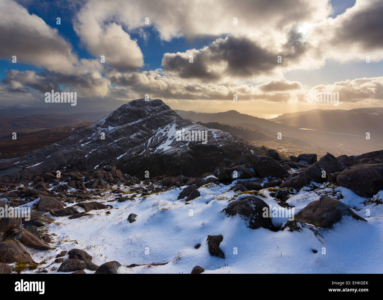 Raggi Crepescular dietro a un invernale Ruadh-stac, Torridon Foto Stock