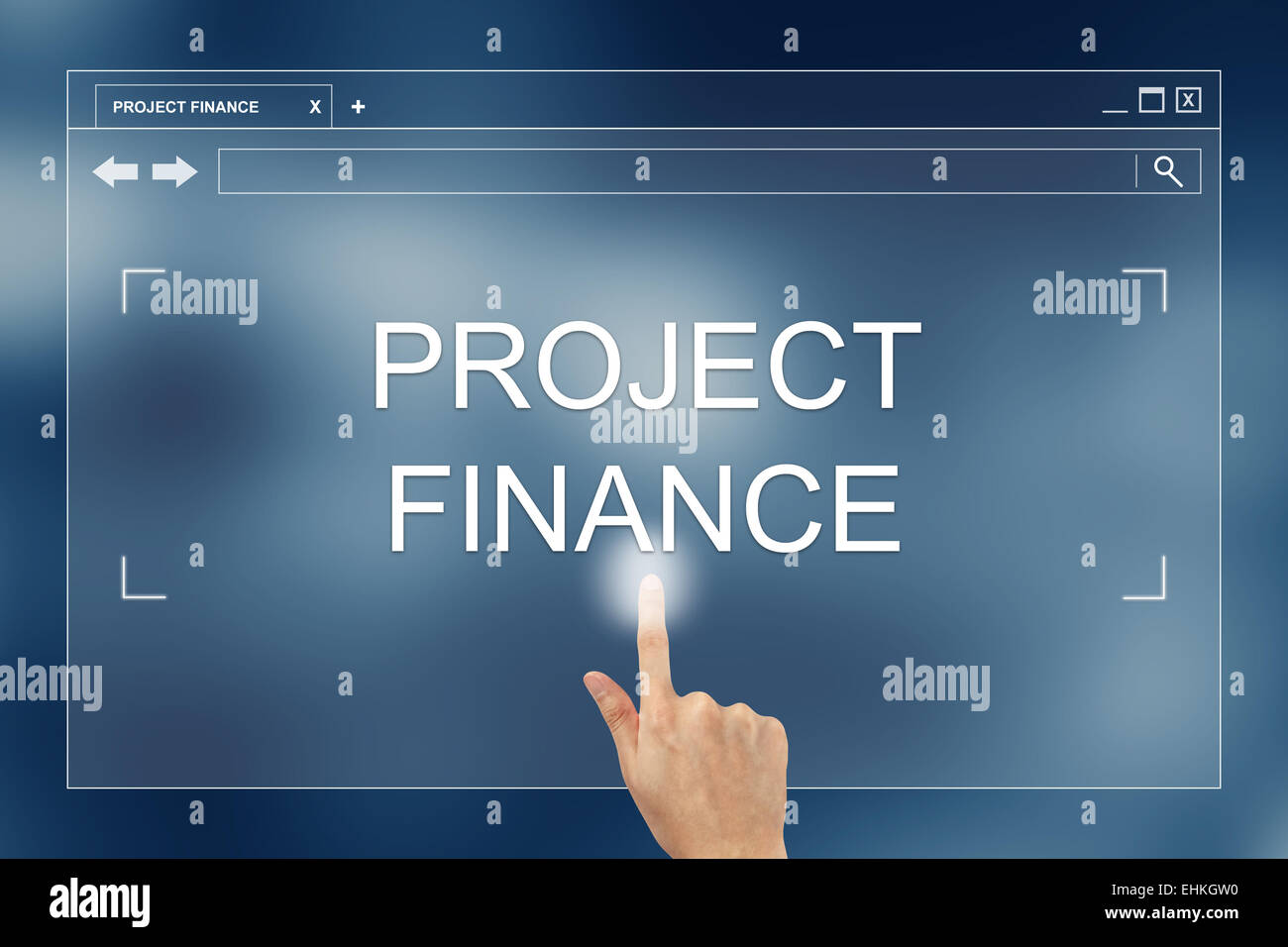 Mano premere sul finanziamento di progetti pulsante sulla pagina web, project finance è il finanziamento a lungo termine di progetti basati sul futuro ca Foto Stock