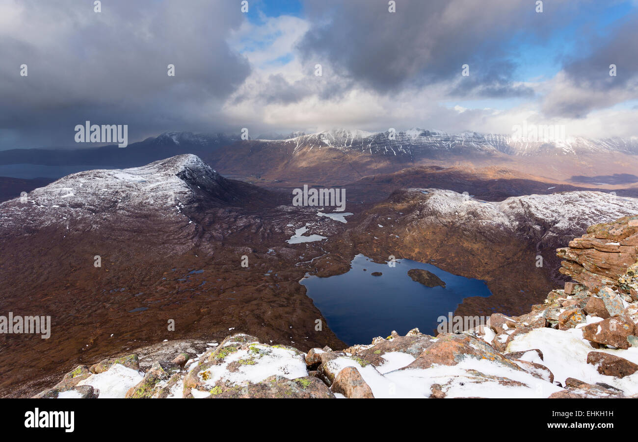 La vista da Maol Chean-dearg in inverno: Beinn Damh, Beinn Alligin e Liathach in Torridon, Scozia Foto Stock