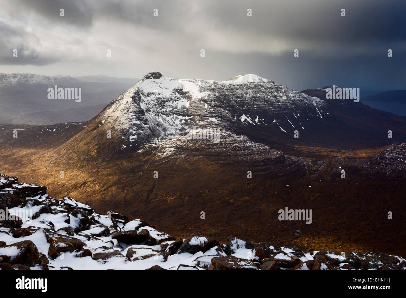 Beinn Damh alcune drammatiche afteroon luce laterale tra tempeste, Torridon, Scozia Foto Stock