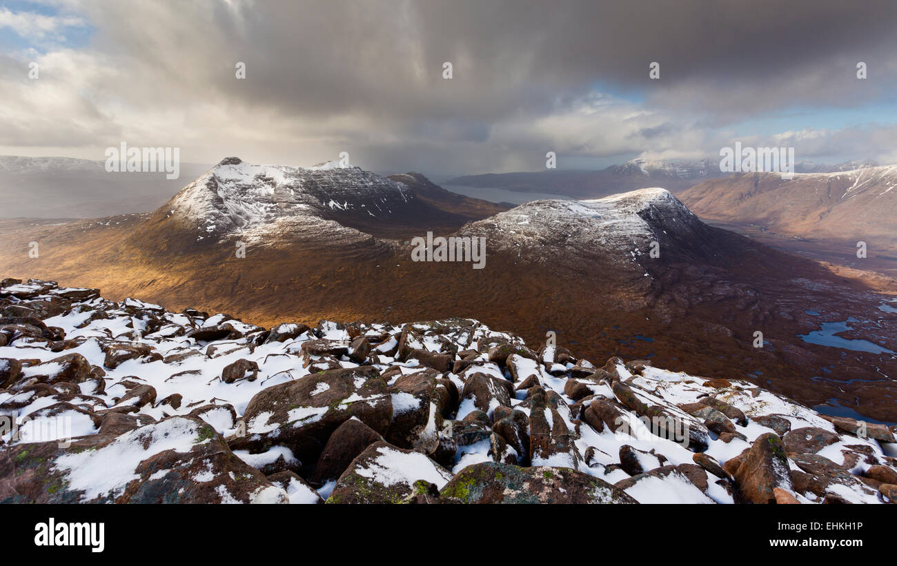 Drammatica cielo sopra un snow-capped Beinn Damh da Maol Chean-dearg, Torridon, Scozia Foto Stock