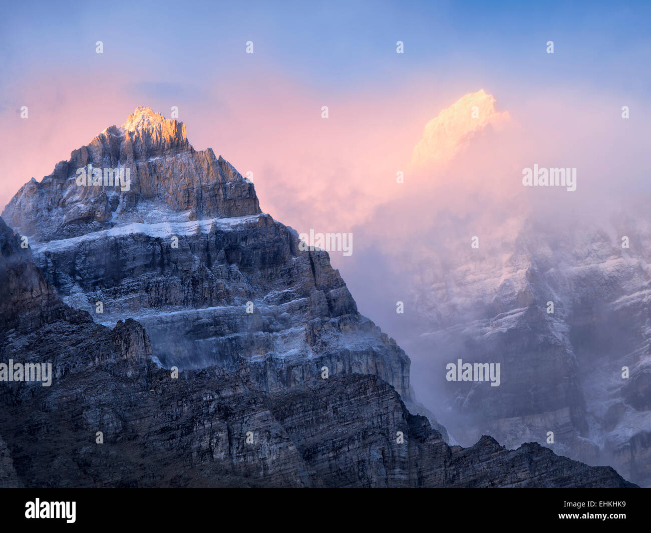 La mattina presto sunrise su picchi intorno al Lago Moraine. Il Parco Nazionale di Banff. Lo stato di Alberta in Canada. Foto Stock