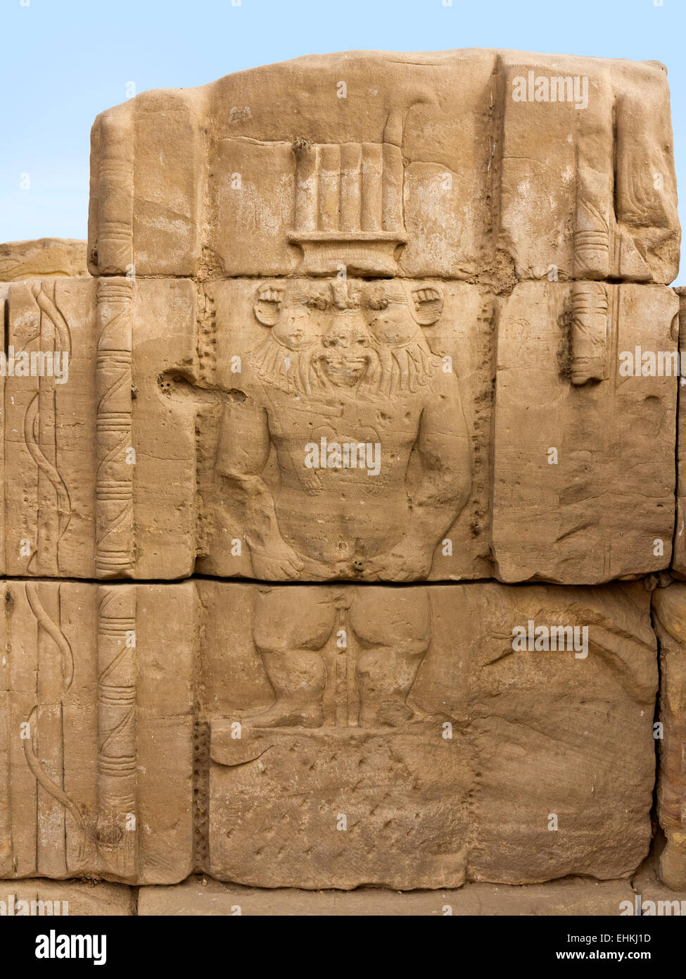 Di rilievo il nano-dio Bes nel tempio di Mut il grande a Karnak e Luxor Egitto Foto Stock