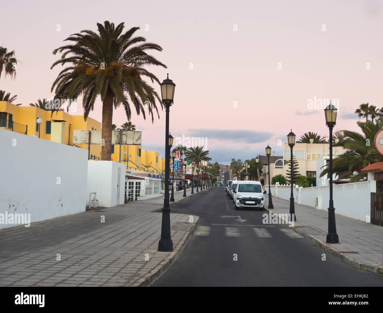 Strada tranquilla in zona turistica di Corralejo, Fuerteventura isole Canarie appartamento alberghi, parcheggi spazio, la mattina presto Foto Stock