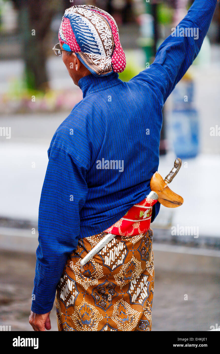 Sultan Palace guard con il pugnale sacro - Kris. Foto Stock