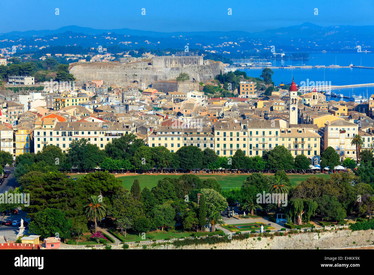 Vista aerea dalla vecchia fortezza sulla città con la nuova fortezza, Corfu, l'isola di Corfù, Grecia Foto Stock