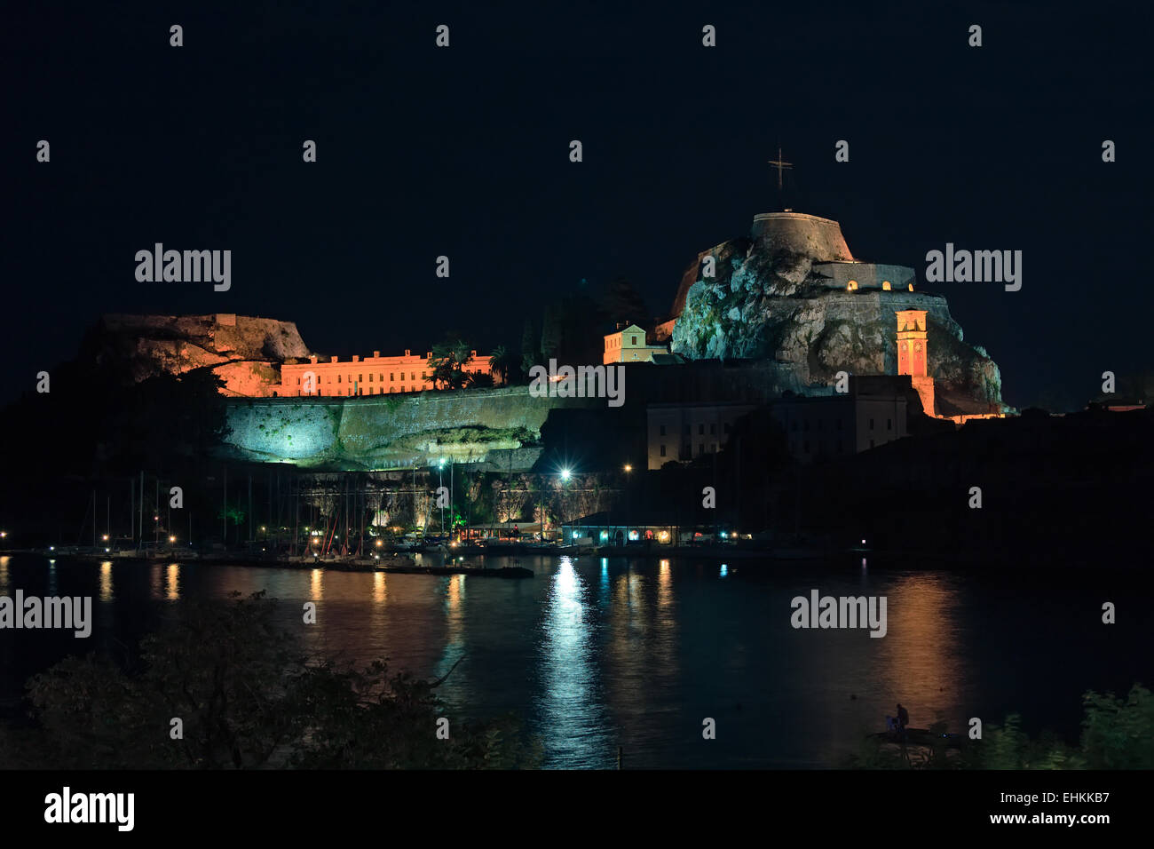 Vista serale di illuminata Fortezza Vecchia e yacht, Corfu, l'isola di Corfù, Grecia Foto Stock