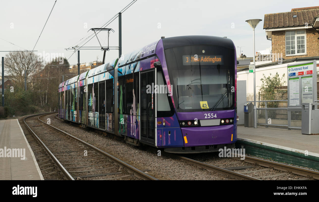 Croydon Variobahn Tram No.2554 a Croydon livrea a Dundonald Road Stop Foto Stock