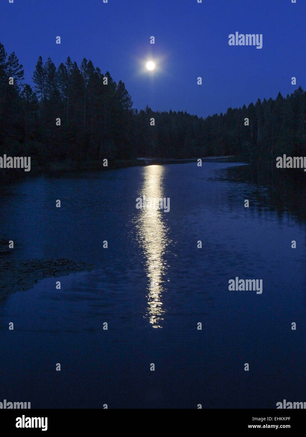 La luna di miele di Giugno 13, 2014 quando la luna pascolato più vicini all'orizzonte che in qualsiasi altro momento dell'anno. La combinazione o Foto Stock