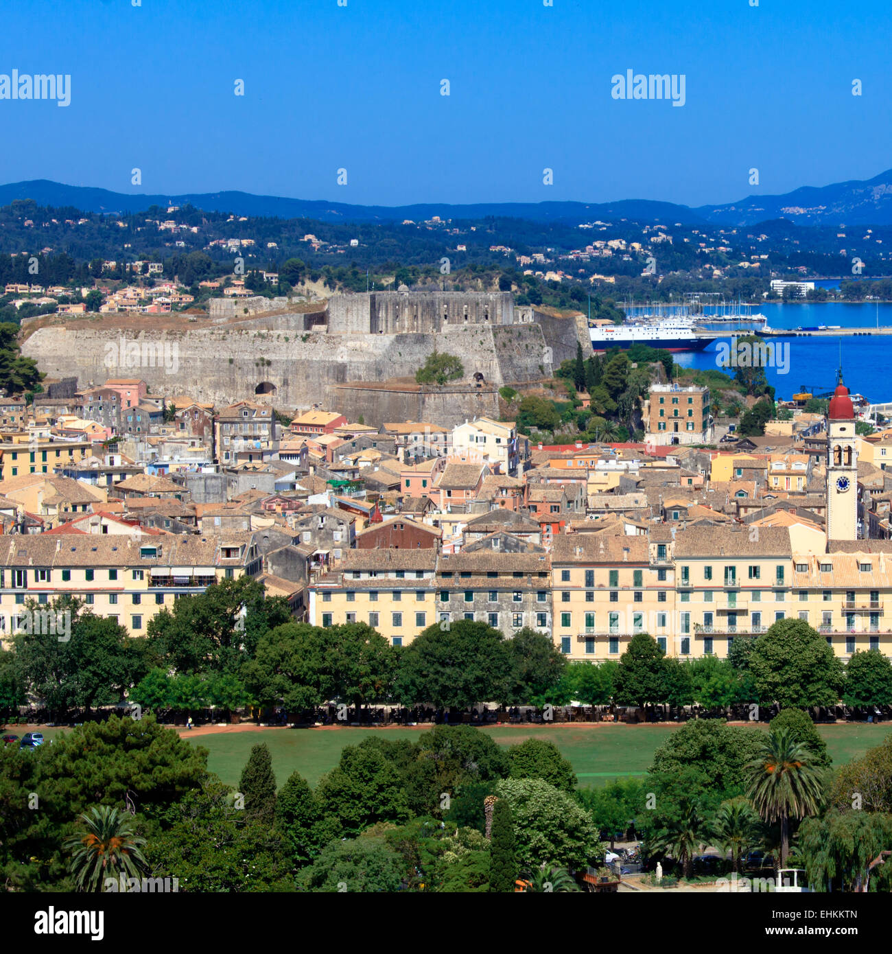 Vista aerea dalla vecchia fortezza sulla città con la nuova fortezza, Corfu, l'isola di Corfù, Grecia Foto Stock