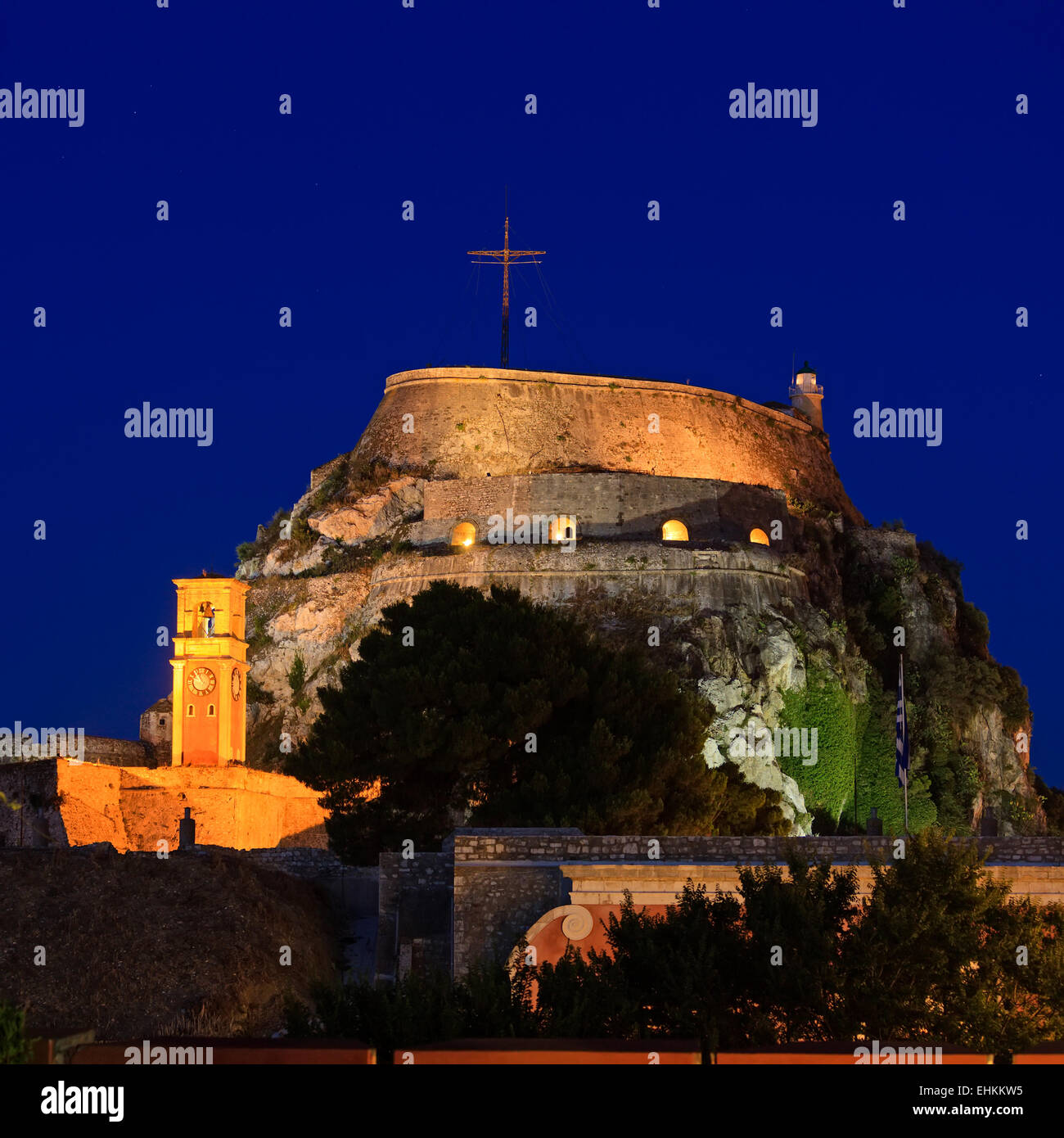 Vista serale di illuminata Fortezza Vecchia, l'isola di Corfù, Grecia Foto Stock