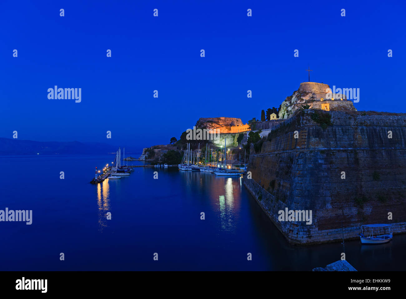 Vista serale di illuminata Fortezza Vecchia e yacht, Corfu, l'isola di Corfù, Grecia Foto Stock