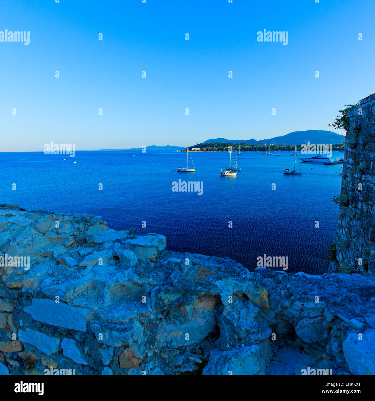 Vista aerea dalla vecchia fortezza sul porticciolo con barche, Corfu, l'isola di Corfù, Grecia Foto Stock