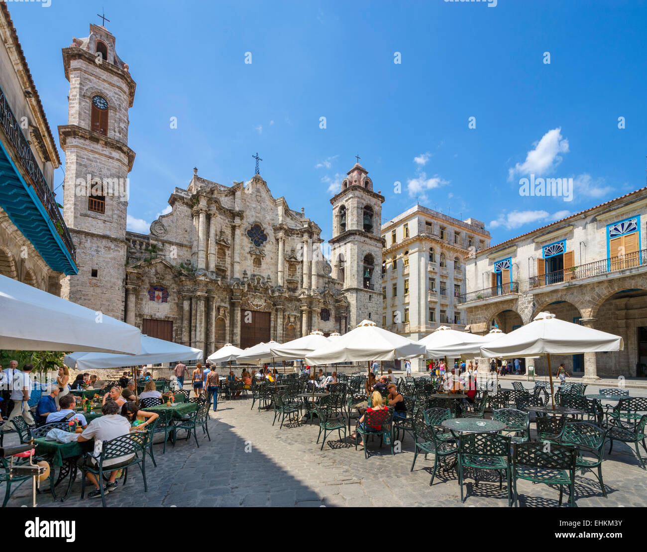 L'Avana, Cuba. Cafe di fronte alla Cattedrale della Vergine dell'Immacolata Concezione, Plaza de la Catedral, Habana Vieja, Havana, Cuba. Foto Stock