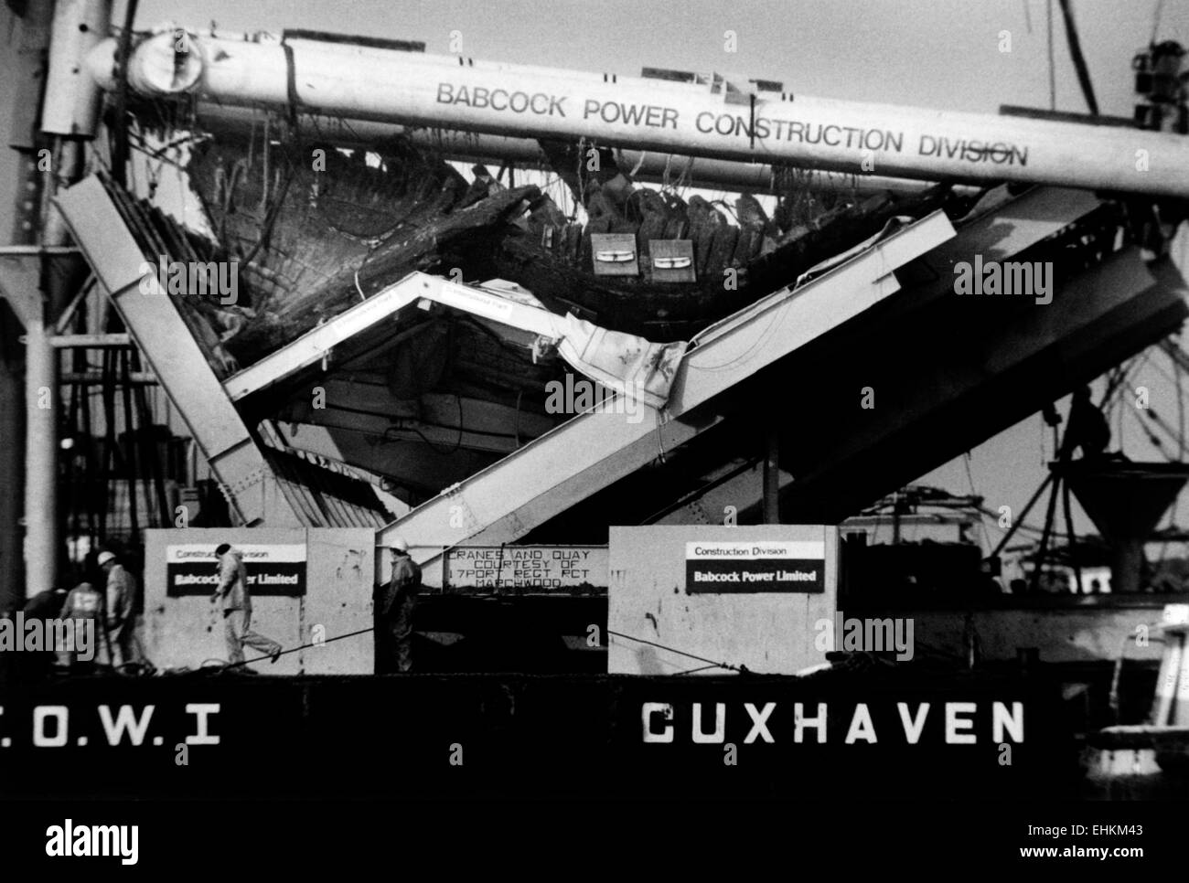 AJAXNETPHOTO. 12Ottobre,1982. SOLENT, Inghilterra - Tudor relitto - i fragili resti della nave da guerra TUDOR MARY ROSE affondato nel 1545 viene abbassato nella sua culla speciale su una chiatta dal sollevamento pesante HOWARD DORIS GRU TOG MOR. Foto:JONATHAN EASTLAND/AJAX. REF:CD21207/1/102. HD SHI MARIA Rose 002. Foto Stock