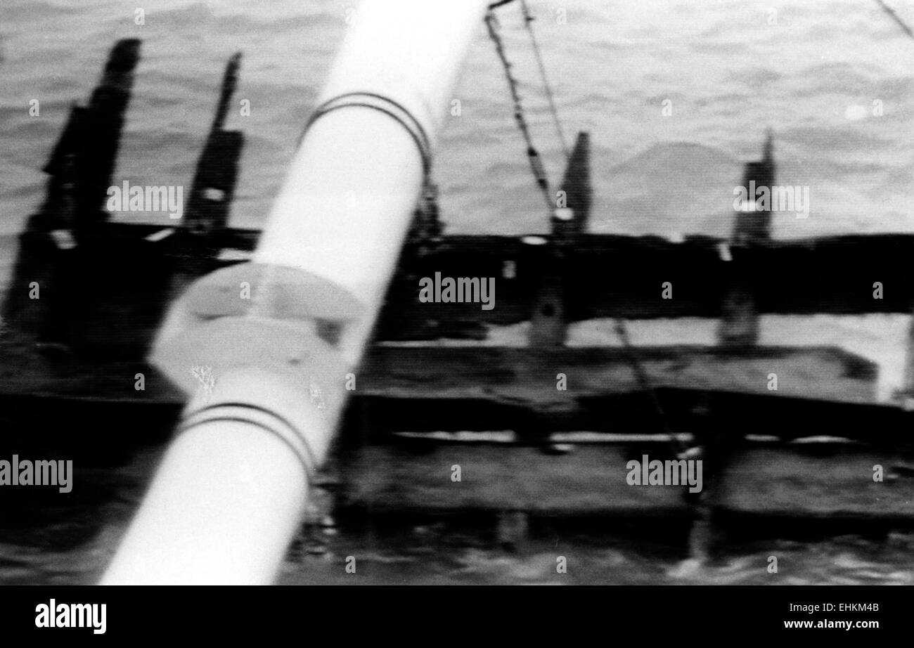 AJAXNETPHOTO. 12Ottobre,1982. SOLENT, Inghilterra - Tudor relitto - PRIMA VISTA DEL RELITTO per milioni di spettatori TV - i fragili resti della nave da guerra TUDOR MARY ROSE affondato nel 1545 essendo sollevata dopo 437 anni nella sua SOLENT tomba. Foto:JONATHAN EASTLAND/AJAX. REF:CD21207/1/102. HD SHI MARIA Rose 005. Foto Stock