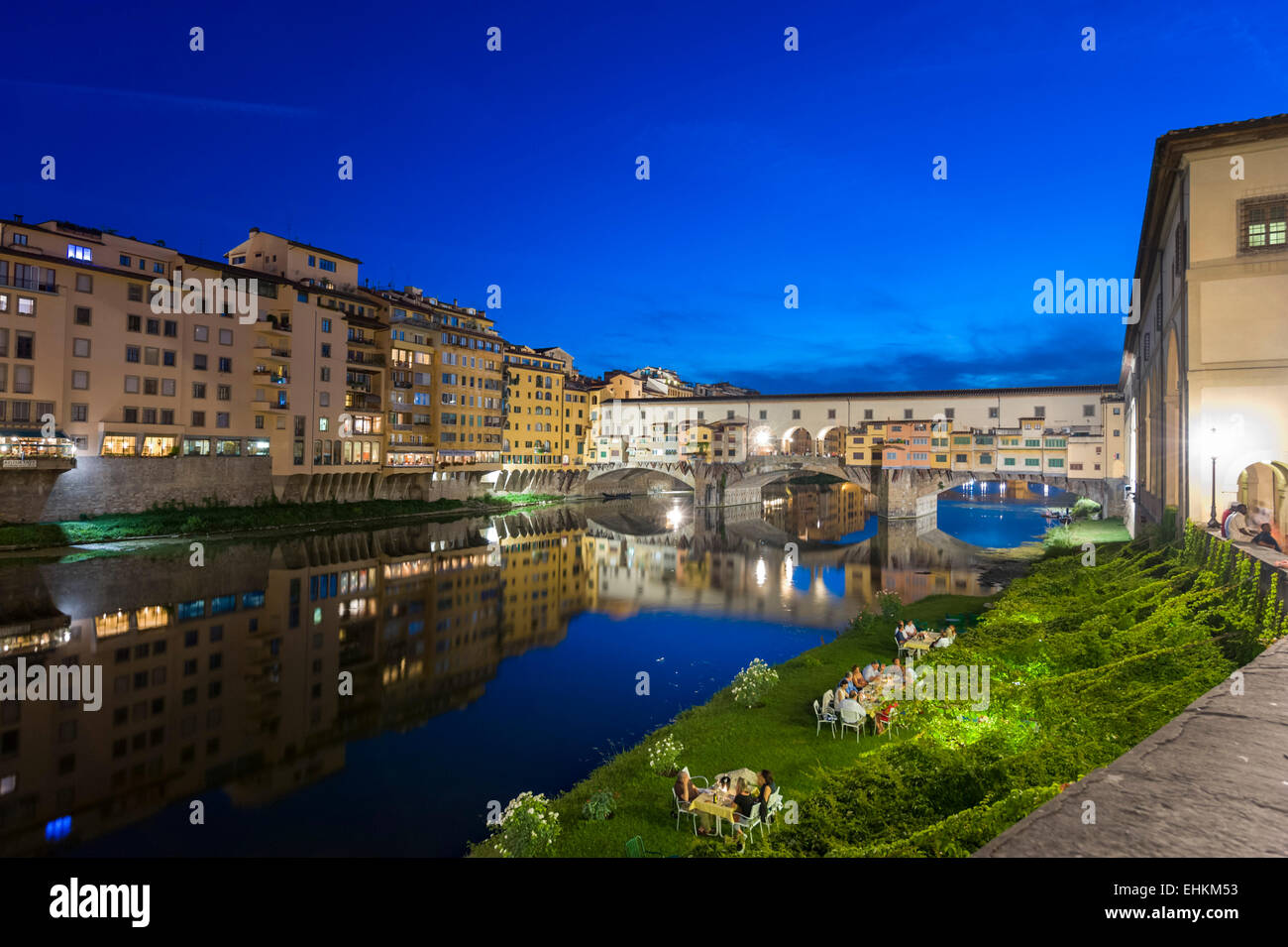 Da Ponte Vecchio e dal fiume Arno di notte, Firenze, Toscana, Italia Foto Stock