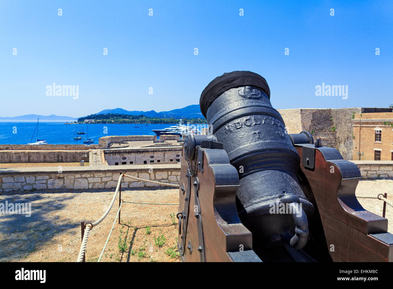 Canon antichi all'interno della fortezza vecchia, Corfu, l'isola di Corfù, Grecia Foto Stock