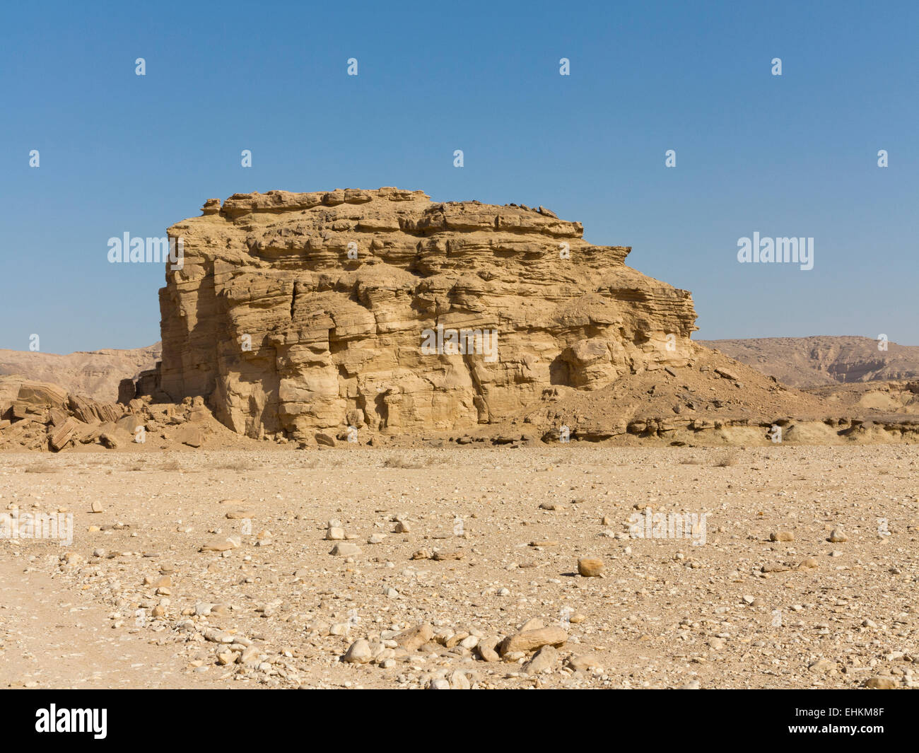 Vista del Vulture Rock all'entrata di Wadi Hellal, el Kab, antica Nekheb nel Deserto Orientale Alto Egitto Foto Stock