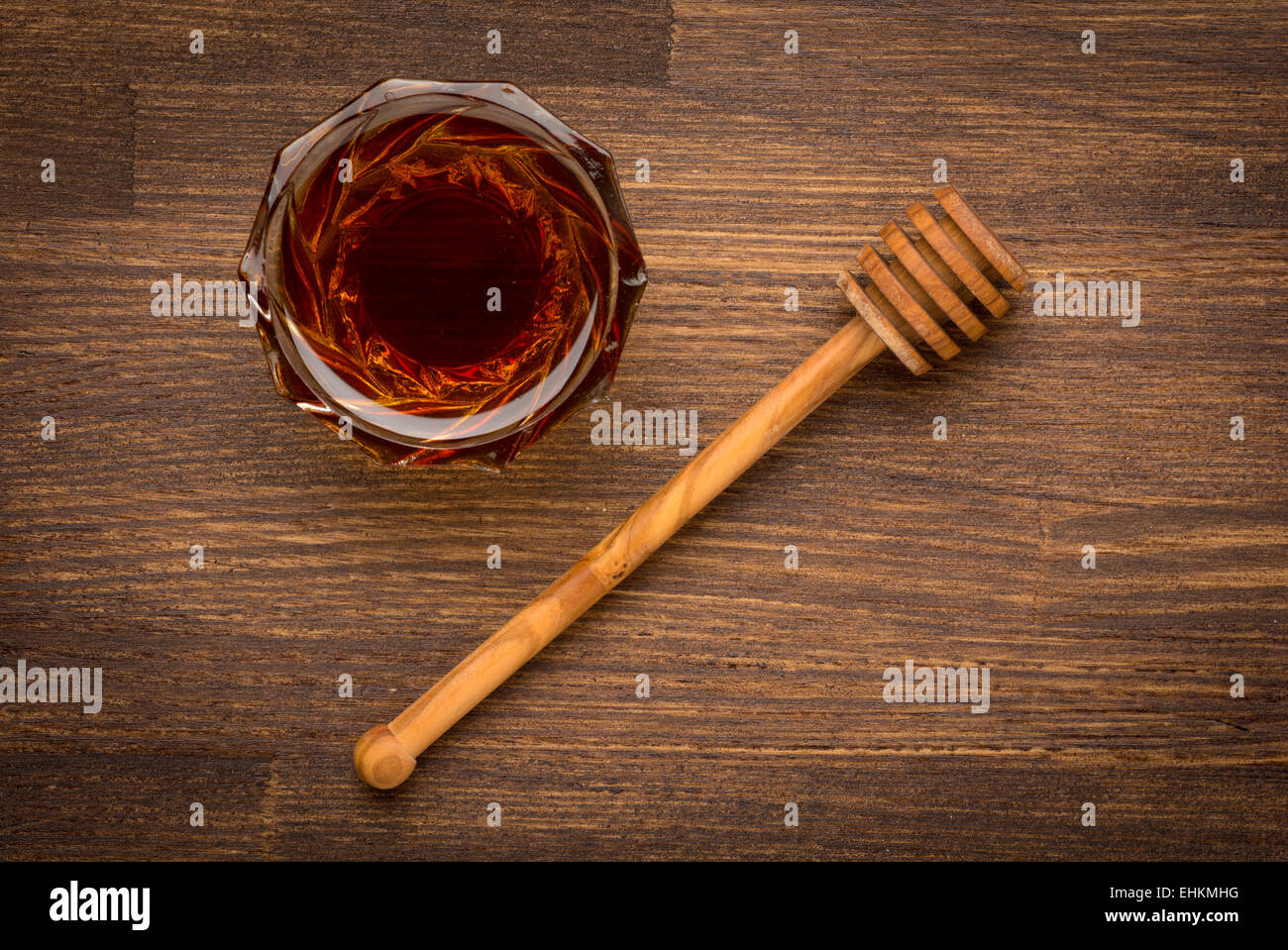 Ciotola di miele sul tavolo di legno. Aromatico e saporito. Foto Stock