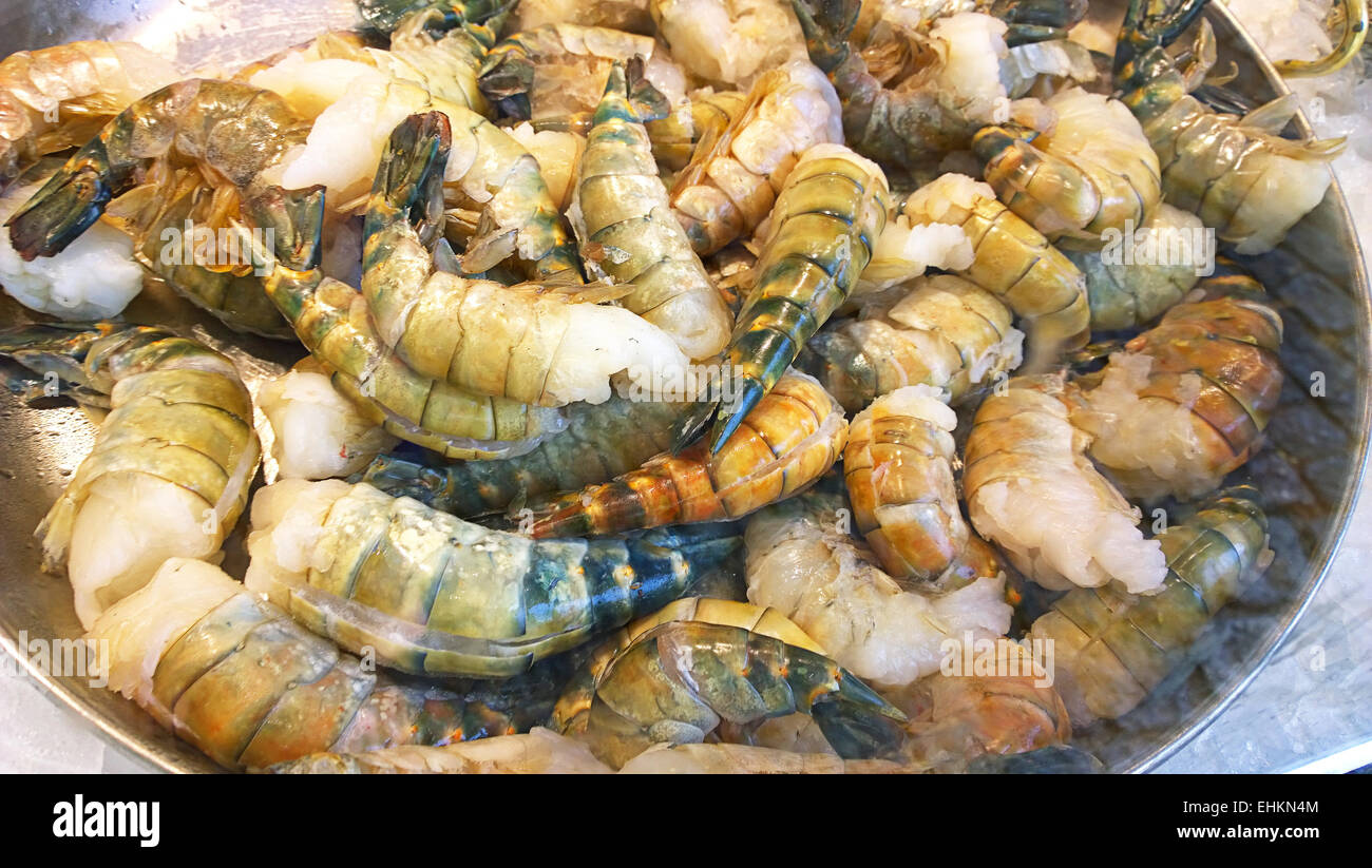 Ciotola di tagliare e pronto materie gamberi al mercato del pesce Foto Stock
