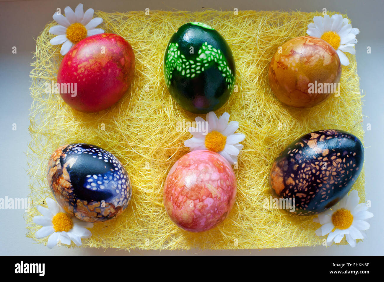 Le uova di pasqua o uova pasquale, decorati a mano mediante bollitura in colorante, con cipolla bucce e semi di lino. Foto Stock