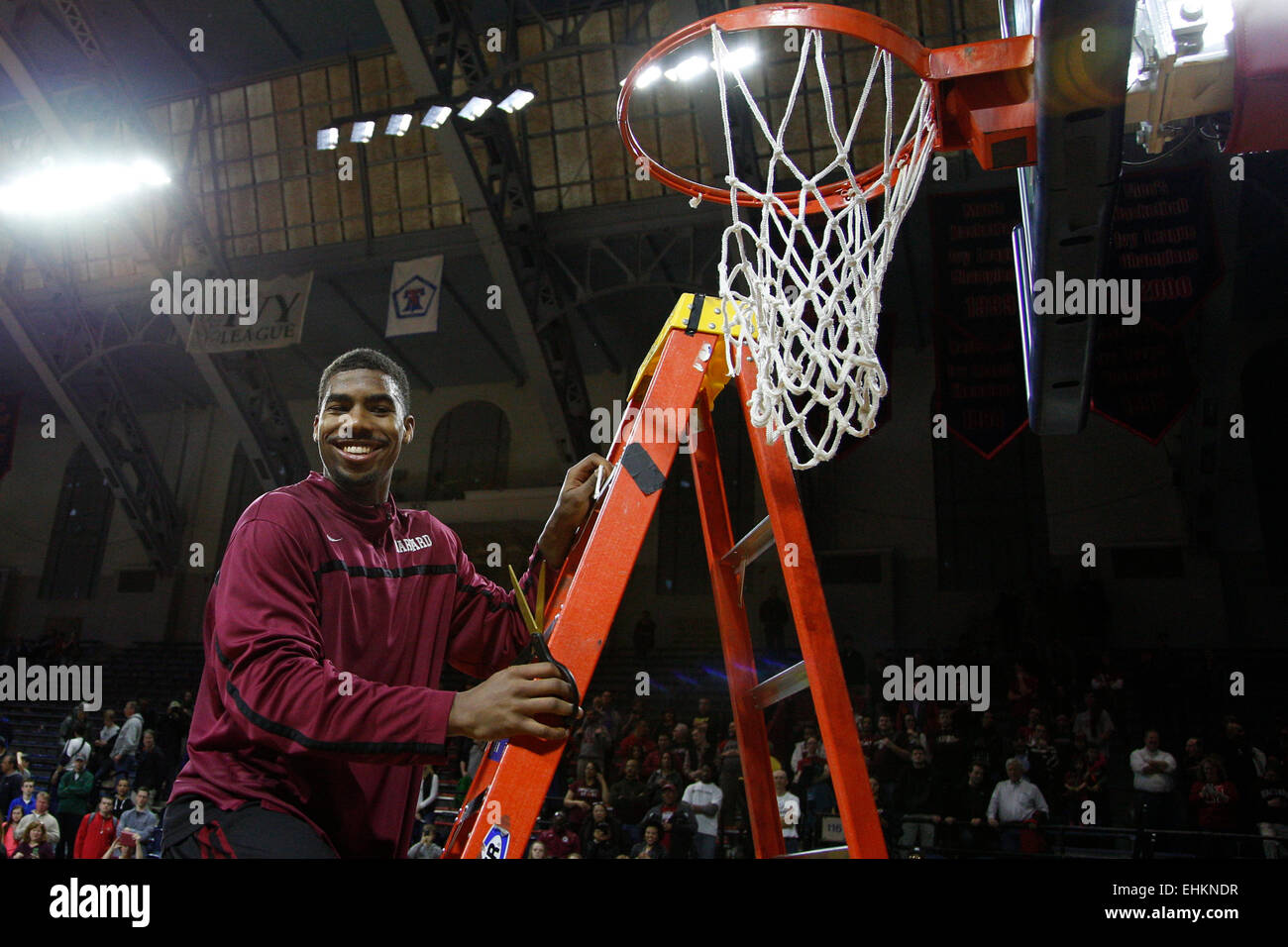 Marzo 14, 2015: Harvard Crimson guard Wesley Saunders (23) reagisce al taglio di un pezzo di cestello net durante il NCAA pallacanestro tra la Yale Bulldogs e la Harvard Crimson presso la Palestra di Philadelphia, Pennsylvania. La Harvard Crimson ha vinto 53-51 per vincere l'Ivy League giochi di spareggio. Foto Stock