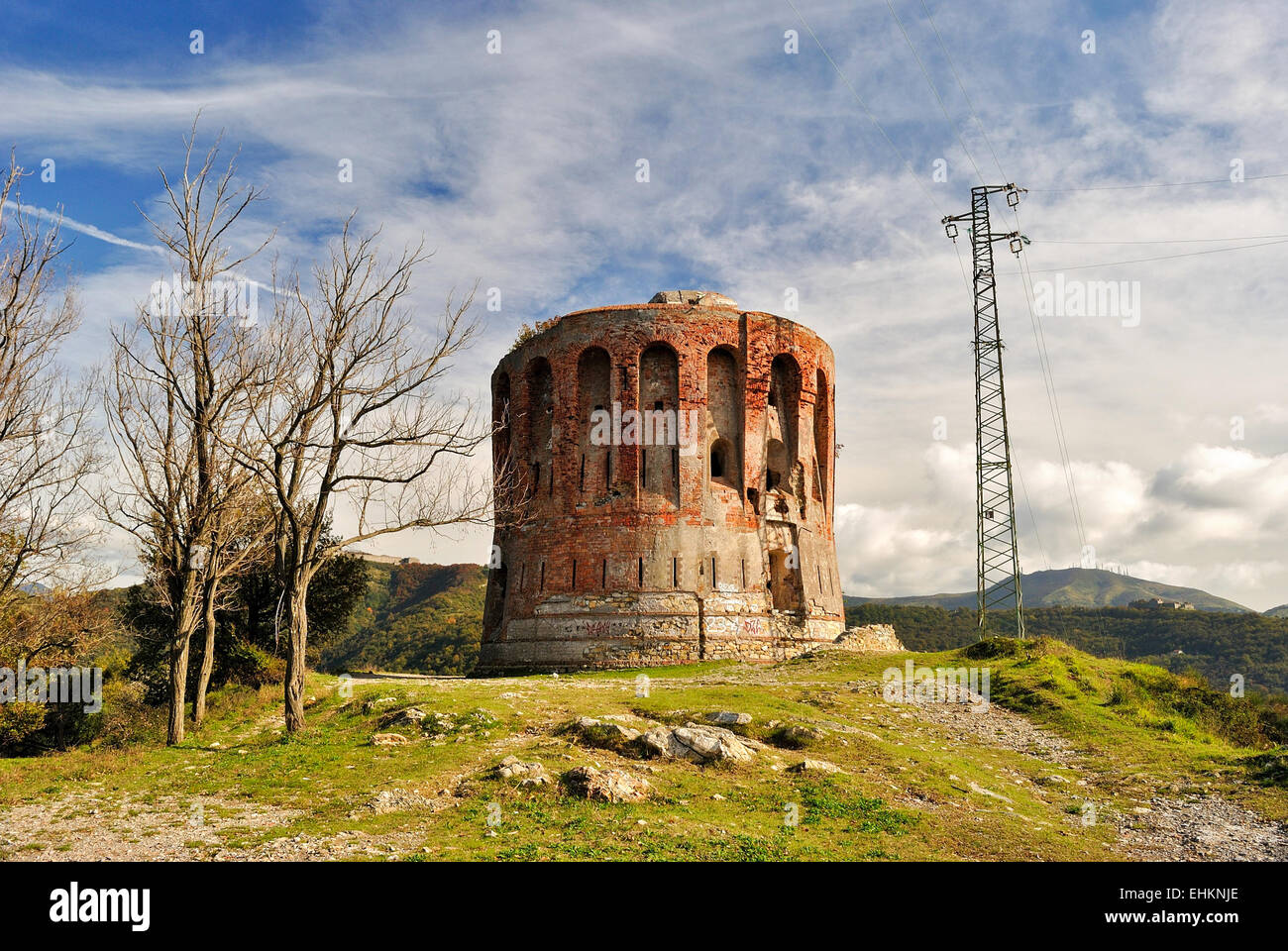 'Torre Quezzi', antica rocca circolare su una collina vicino a Genova Foto Stock