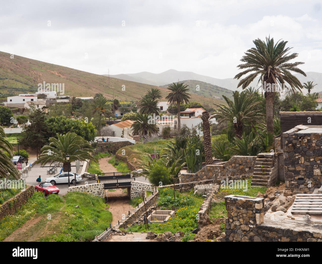 Betancuria una piccola città di Fuerteventura, Isole Canarie, ex capitale, risalente al 1404, bassa tradizionalmente costruite abitazioni Foto Stock