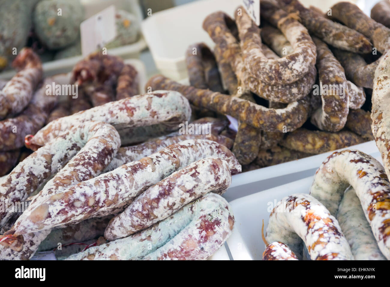 Insaccato di carne display su un mercato in stallo, Avignon, Francia, Europa Foto Stock